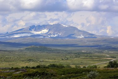 Norveç 'in Dovre Ulusal Parkı' ndaki Snoehetta Dağı 'nın manzarası