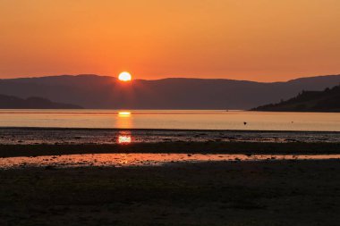 Trondheim fiyordunda gelgit, Oesand kumlu plajı manzarası ve gün batımında Galya 'nın doğal rezervi.