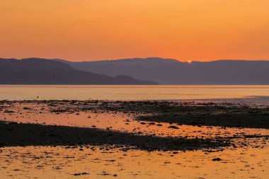 Trondheim fiyordunda gelgit, Oesand kumlu plajı manzarası ve gün batımında Galya 'nın doğal rezervi.