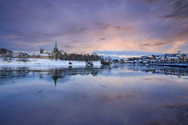 Trondheim 'da kış, Nidelva nehri manzarası ve Nidarosdomen katedrali suya yansıdı.