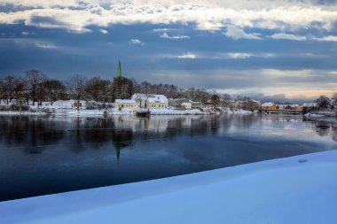 Trondheim 'da kış, Nidelva nehri manzarası ve Nidarosdomen katedrali suya yansıdı.