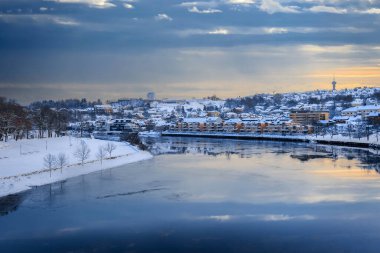 Trondheim 'da kış, Nidelva nehrinin manzarası ve TV kulesi suya yansıyor