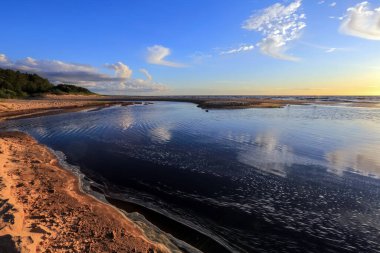 Riga yakınlarındaki Saulkrasti plajında yaz günbatımı.