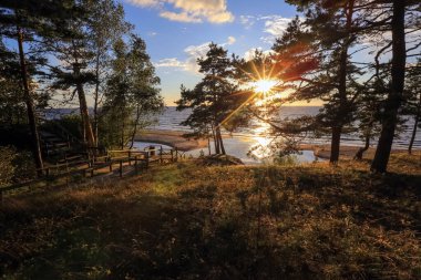 Riga yakınlarındaki Saulkrasti plajında yaz günbatımı.
