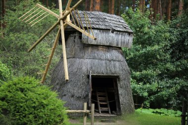 Riga, Letonya - 12 Ağustos 2025: Rigas Etnoğrafya Müzesi 'nde eski yel değirmeni