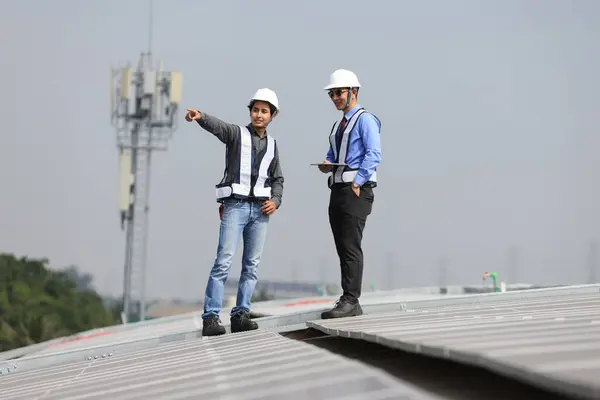 Solingenjör Och Tekniker Diskuterar Blått Tryck Ritning Taket Fabriken Solar — Stockfoto