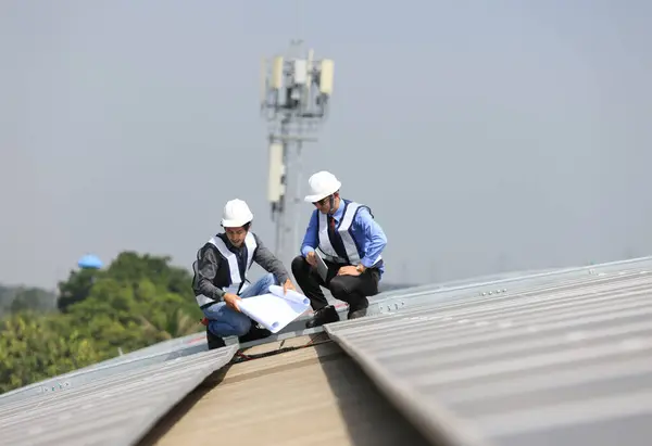 Güneş Mühendisi Teknisyen Fabrikanın Çatısında Mavi Baskı Çizimi Güneş Enerjisi — Stok fotoğraf