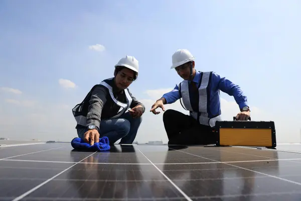 Técnico Solar Limpando Painel Solar Verde Conceito Energia Renovável — Fotografia de Stock