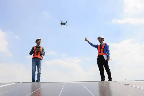 Zonne Ingenieur Team Voor Bereiden Drone Vliegen Onderzoek Controleren Project — Stockfoto