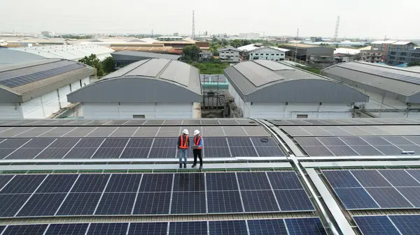 Luchtfoto Zonne Ingenieur Dienst Zonnepanelen Industriële Gebouw Dak Ecologische Elektriciteit — Stockfoto
