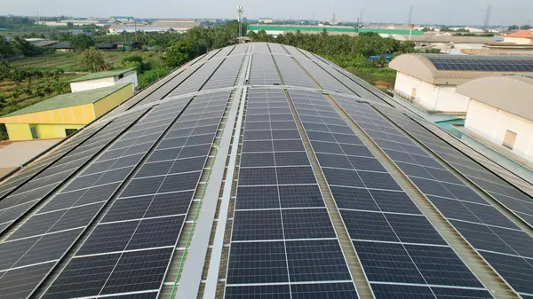 Vista Aérea Montaje Panel Solar Techo Industrial Electricidad Ecológica Concepto —  Fotos de Stock