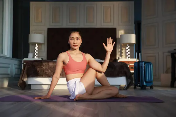 Jonge Aziatische Vrouw Doet Yoga Oefening Thuis Ochtend Gezonde Levensstijl Rechtenvrije Stockafbeeldingen