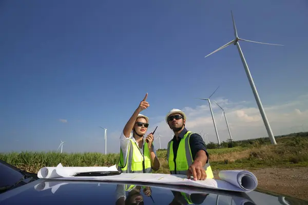 風力タービン農場で一緒に働く数人の電気技師 — ストック写真