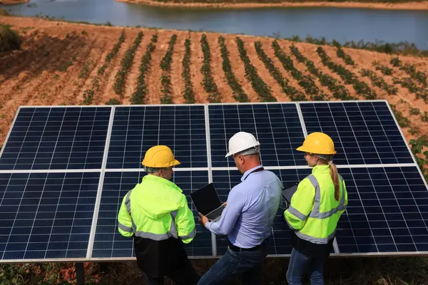 Baş Mühendis Mühendis Ekibi Güneş Panelinde Tartışıyorlar Sürdürülebilir Enerji Kavramı — Stok fotoğraf
