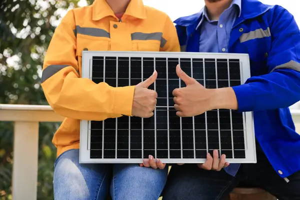 Ingegneri Energetici Maschi Femmine Che Tengono Insieme Piccolo Pannello Solare — Foto Stock