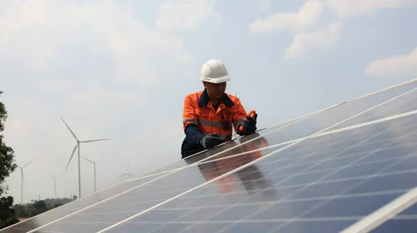 Worker Engineer Worker Working Solar Panel Power Plant — Stock Photo, Image