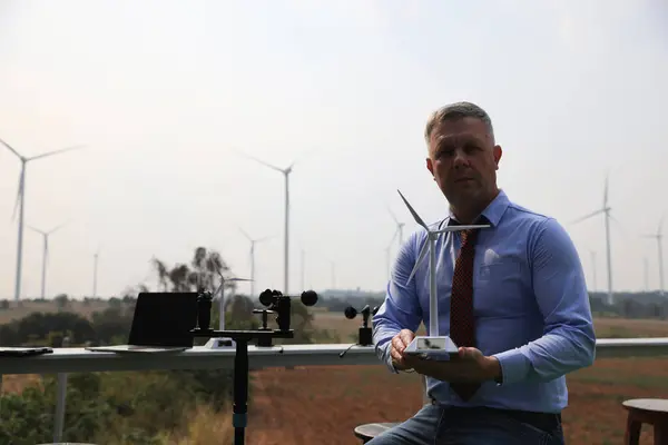 Een Senior Mannelijke Energiespecialist Inspecteert Windturbines Een Ecologisch Bouwproject Met Stockfoto