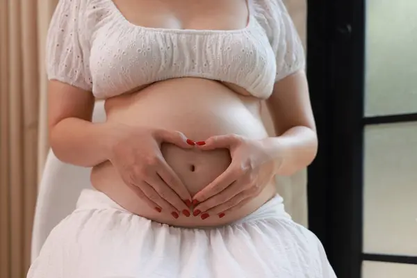 Las Mujeres Embarazadas Que Usan Vestido Casual Blanco Casa Relajándose — Foto de Stock