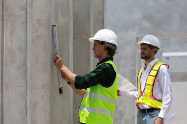 İnşaat mühendisi ya da proje mühendisi, beton bloğun ev yıkımı kalitesini kontrol ediyor 