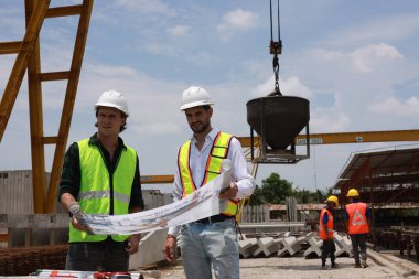 İnşaat veya proje mühendisi ev yıkımı için beton bloğun kalitesini kontrol etti