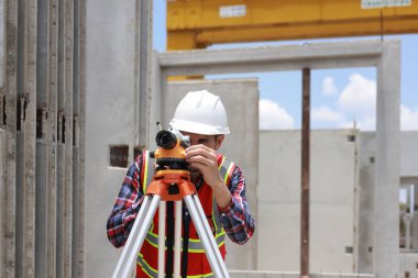  İnşaat mühendisi ya da inşaat mühendisi anket kamerasıyla çalışıyor, mühendis kamerasıyla çalışıyor.