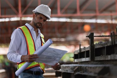 İnşaat mühendisi, beton dökme sürecinin şablon kontrol kalitesini elinde tut