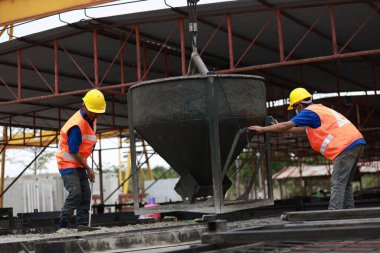 İnşaat işçisi veya işçi beton dökme işlemi yapıyor