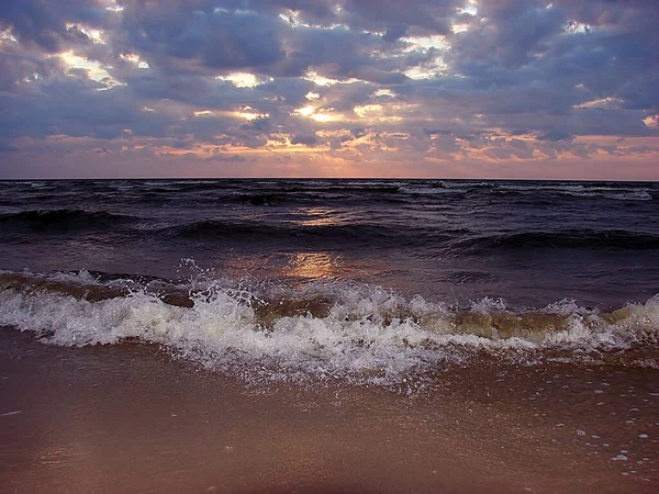 夕阳西下 海浪逼近大海 眼睛和灵魂的快乐 没有什么风景比日落或日出更令人叹为观止 — 图库照片