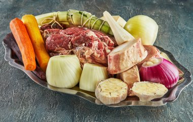 Havuçlu, soğanlı ve sarımsaklı bir parça taze et..