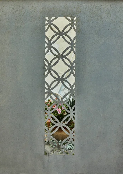 中庭への入り口ゲート上の金属グリル — ストック写真