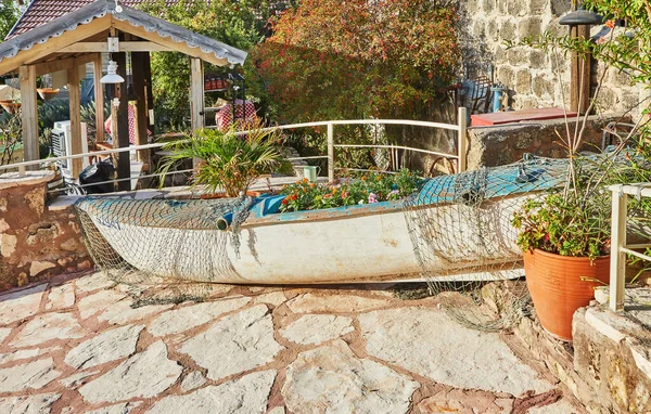 stock image Kayak boat with flowers inside and fishing net to decorate the exterior of the cafe.