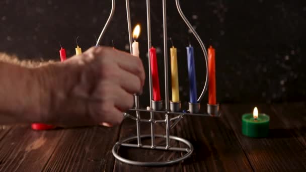 Ανάβοντας Κεριά Hanukkah Στο Χάνουκα Για Την Εβραϊκή Γιορτή Του — Αρχείο Βίντεο