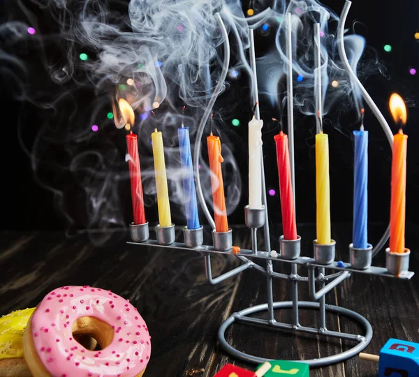Joodse Vakantie Chanoeka Achtergrond Traditioneel Gerecht Zoete Donuts Hanukkah Tafel — Stockfoto