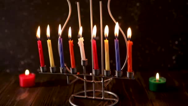 Das Ausblasen Von Chanukka Kerzen Zum Jüdischen Lichterfest Chanukka — Stockvideo