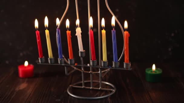 光のユダヤ人の休日のためのHanukkaのろうそくを吹いて Hanukka — ストック動画