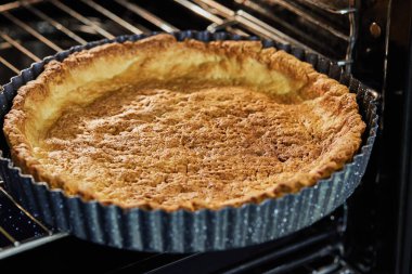 Elektrikli fırında pişirdikten sonra metal fırında turta tabağı..