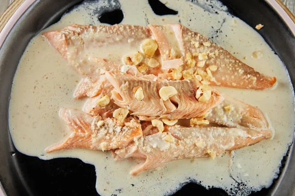 Ryby Pstrąga Orzechami Laskowymi Sosem Śmietankowym Pieczone Piekarniku Francuskie Jedzenie — Zdjęcie stockowe