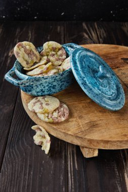 Nohut ve bezelyeli puf cipsi, cam kasede bezelye ve ahşap kapaklı fasulye..