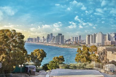 Tel Aviv, İsrail - 9 Haziran 2022 Tel Aviv Panoraması, otellerle dolu kıyı şeridi. Eski Jaffa 'dan Tel Aviv' e.