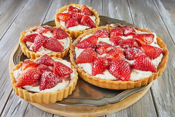 Cream Pie Strawberries One Big Three Small — Stock Photo, Image