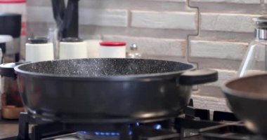 Tavada pişirme kabı ve gaz ocağında buhar..