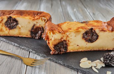 Taş tezgahta fırında erikli turta..