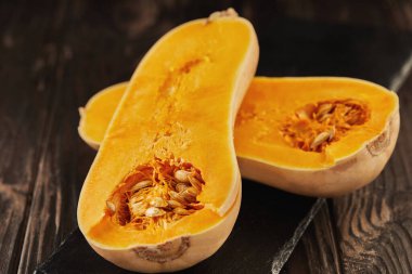 Ahşap zemin üzerinde balkabağı şekilli siyah taş.