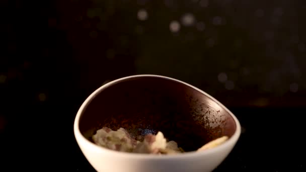 豆片与鹰嘴豆 豌豆和豆子一起从上面的盘子里掉到了黑色的背景上 — 图库视频影像