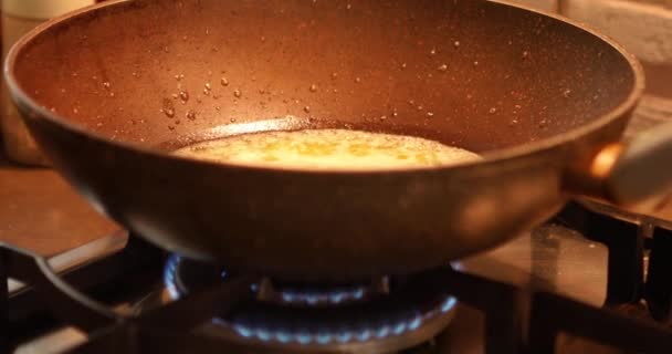 融化的黄油在煤气炉上的油锅中沸腾和喷溅 — 图库视频影像