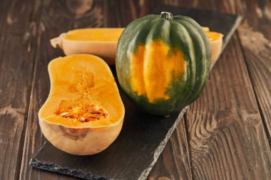 Ahşap zemin üzerinde balkabağı şekilli siyah taş.