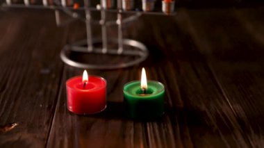 Fitilden gelen iki yanan mum ve dumanı söndürmek..