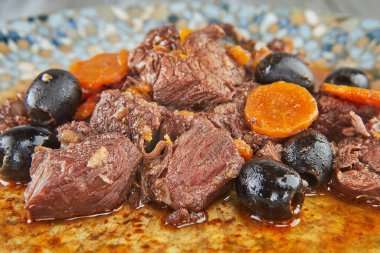 Ahşap zemin üzerinde Daub Provencal et güveci.