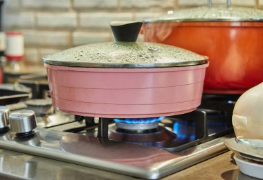 Mutfakta tavada yemek ve gaz sobasında esrar pişirmek. Ev yemeği konsepti.