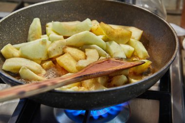 Gaz ocağında tavada kızartma ve armut şurubu..